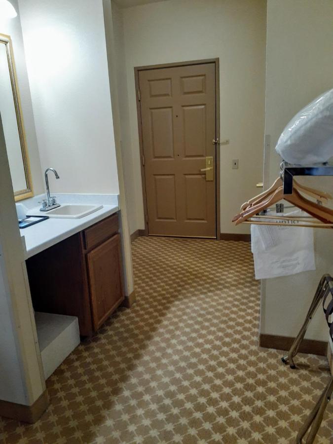 Country Inn & Suites By Radisson, Freeport, Il Bagian luar foto